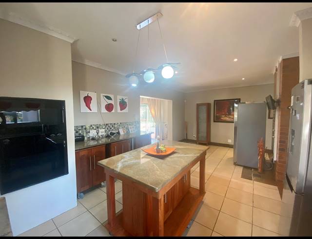 4 BEDROOM HOUSE TO LET IN MEER EN SEE